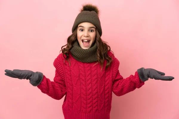 Bambina Con Cappello Invernale Isolato Sfondo Rosa Con Espressione Facciale — Foto Stock