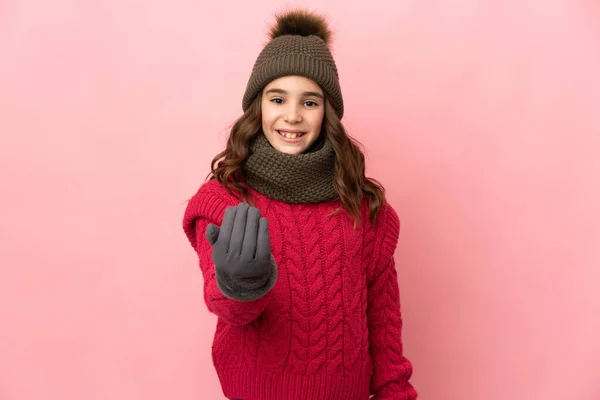 Kış Şapkalı Küçük Bir Kız Pembe Arka Planda Izole Edilmiş — Stok fotoğraf