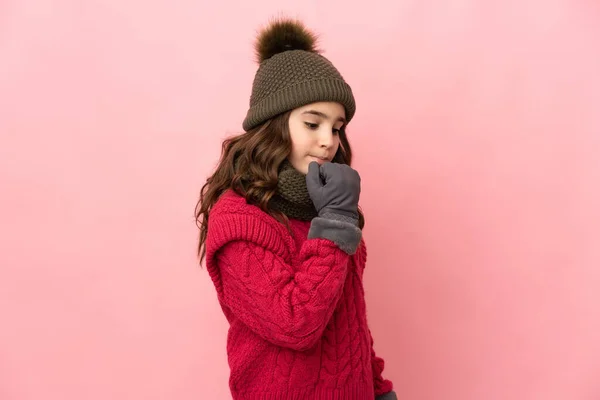 Liten Flicka Med Vinter Hatt Isolerad Rosa Bakgrund Med Tvivel — Stockfoto