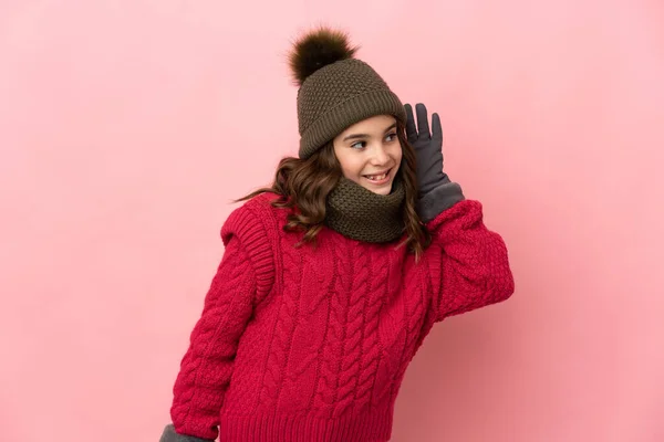 Liten Flicka Med Vinter Hatt Isolerad Rosa Bakgrund Lyssna Något — Stockfoto