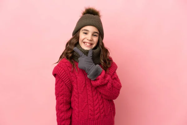 Kış Şapkalı Küçük Kız Pembe Arka Planda Izole Edilmiş Mutlu — Stok fotoğraf