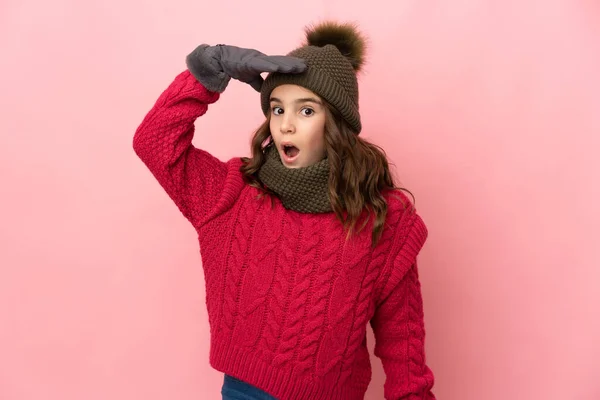 Petite Fille Avec Chapeau Hiver Isolé Sur Fond Rose Faisant — Photo