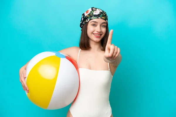 Jonge Oekraïense Vrouw Houden Strand Bal Geïsoleerd Blauwe Achtergrond Tonen — Stockfoto