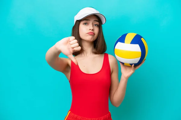 Junge Ukrainerin Spielt Einem Strand Auf Blauem Hintergrund Volleyball Und — Stockfoto