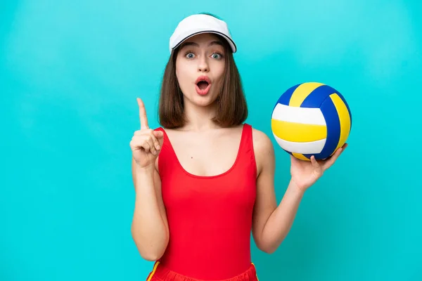 Junge Ukrainerin Spielt Einem Isolierten Strand Auf Blauem Hintergrund Volleyball — Stockfoto