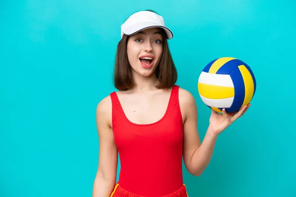 Молода Українка Грає Волейбол Пляжі Ізольованому Синьому Фоні Несподіваним Виразом — стокове фото