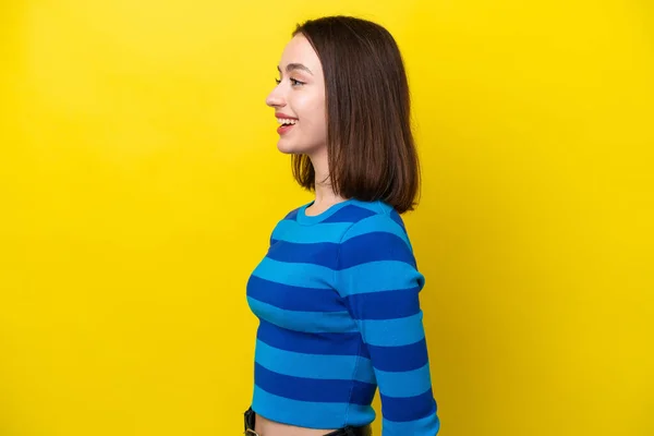 Jonge Oekraïense Vrouw Geïsoleerd Gele Achtergrond Lachen Laterale Positie — Stockfoto