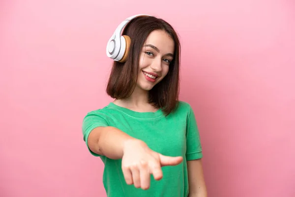 Joven Ucraniana Aislada Sobre Fondo Rosa Escuchando Música — Foto de Stock