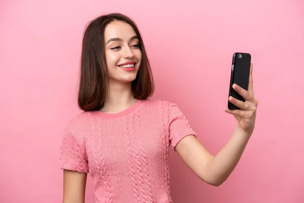 Młoda Ukrainka Odizolowana Różowym Tle Robi Selfie Telefonem Komórkowym — Zdjęcie stockowe
