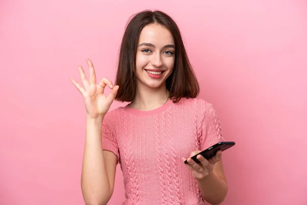 Joven Mujer Ucraniana Aislada Sobre Fondo Rosa Utilizando Teléfono Móvil —  Fotos de Stock