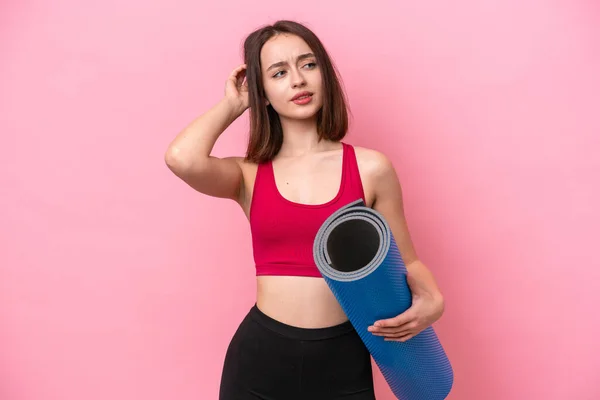 Joven Deportista Ucraniana Yendo Clases Yoga Mientras Sostiene Una Esterilla —  Fotos de Stock