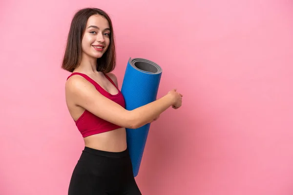 Joven Deportista Ucraniana Yendo Clases Yoga Mientras Sostiene Una Esterilla —  Fotos de Stock