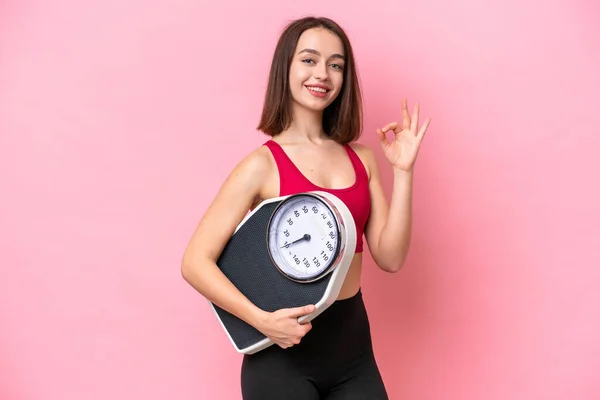 Jovem Ucraniana Isolada Fundo Rosa Segurando Uma Máquina Pesagem Fazendo — Fotografia de Stock