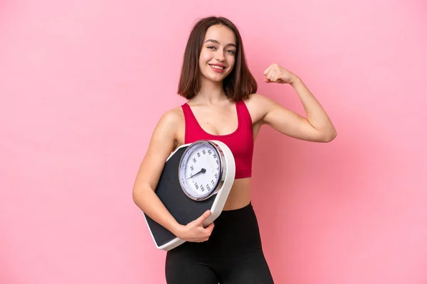 Joven Mujer Ucraniana Aislada Sobre Fondo Rosa Sosteniendo Una Máquina —  Fotos de Stock