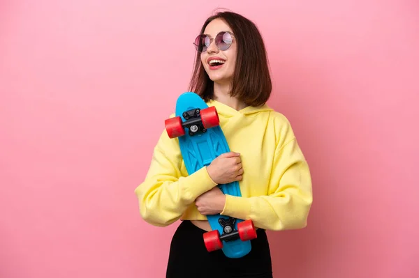 Jovem Ucraniana Isolada Fundo Rosa Com Skate Com Expressão Feliz — Fotografia de Stock