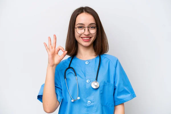 年轻的乌克兰护士 被隔离在白色背景下 用手指显示可控标志 — 图库照片