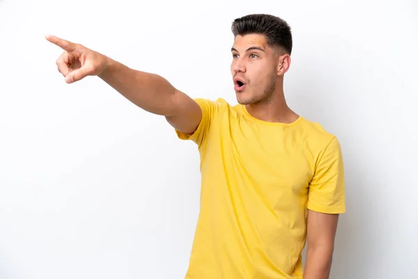 Jovem Caucasiano Isolado Fundo Branco Apontando Para Longe — Fotografia de Stock