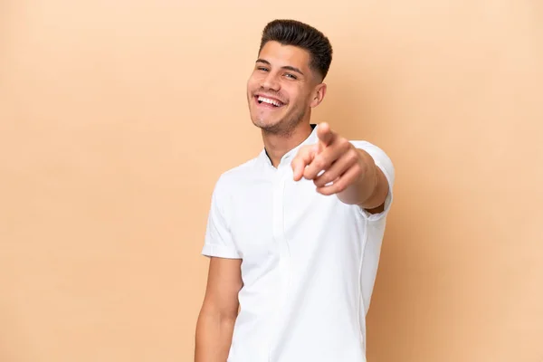 Νεαρός Καυκάσιος Άνδρας Απομονωμένος Μπεζ Φόντο Δείχνοντας Μπροστά Χαρούμενη Έκφραση — Φωτογραφία Αρχείου