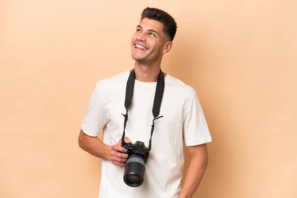 Genç Fotoğrafçı Beyaz Adam Bej Arka Planda Izole Edilmiş Gülümserken — Stok fotoğraf