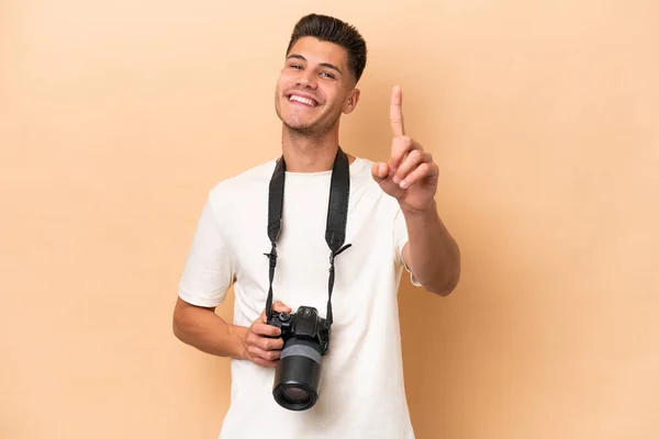 Genç Fotoğrafçı Beyaz Adam Bej Arka Planda Izole Edilmiş Parmağını — Stok fotoğraf