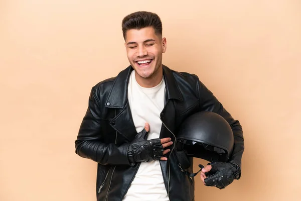 Joven Hombre Caucásico Con Casco Moto Aislado Sobre Fondo Beige — Foto de Stock