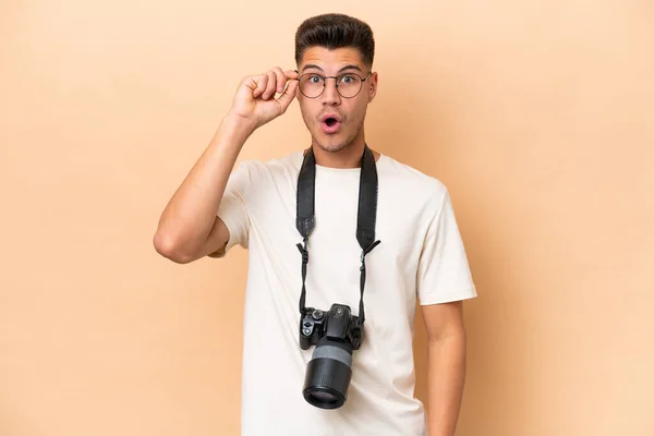 Genç Fotoğrafçı Beyaz Adam Bej Arka Planda Gözlüklü Şaşırmış — Stok fotoğraf