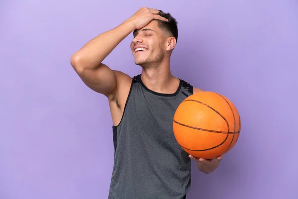 Joven Caucásico Mujer Baloncesto Jugador Hombre Aislado Púrpura Fondo Dado — Foto de Stock