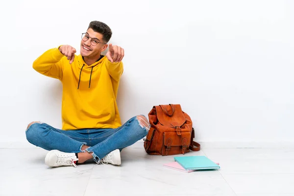 Joven Estudiante Caucásico Hombre Sentado Uno Suelo Aislado Blanco Fondo — Foto de Stock