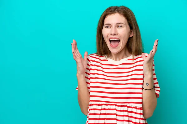 Jong Engels Vrouw Geïsoleerd Blauwe Achtergrond Met Verrassing Gezichtsuitdrukking — Stockfoto