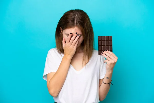 Mladá Anglická Žena Čokoládou Izolované Modrém Pozadí Unaveným Nemocným Výrazem — Stock fotografie