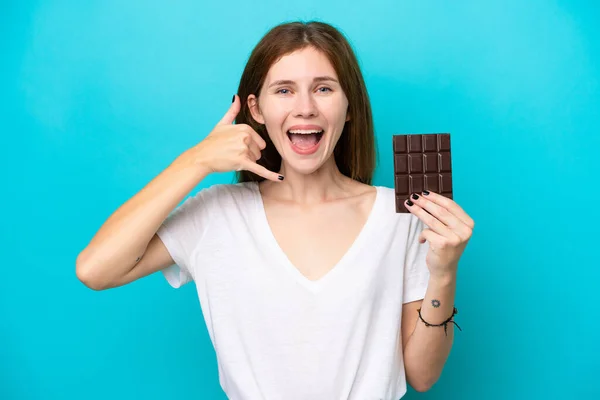 Mladá Angličanka Čokoládou Izolované Modrém Pozadí Dělat Telefonní Gesto Zavolej — Stock fotografie