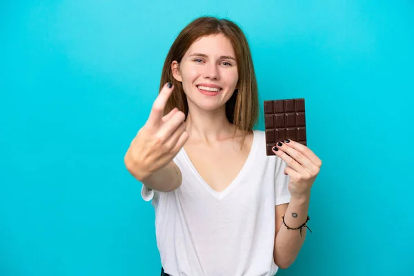 Mladá Anglická Žena Čokoládou Izolované Modrém Pozadí Dělá Nadcházející Gesto — Stock fotografie