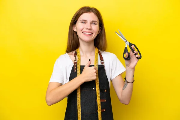 Young Seamstress English Woman Isolated Yellow Background Giving Thumbs Gesture — Fotografia de Stock