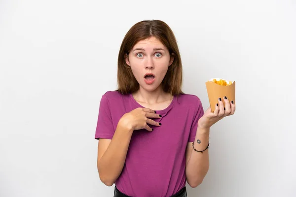 Jovem Inglesa Segurando Chips Fritos Isolados Fundo Branco Surpreso Chocado — Fotografia de Stock