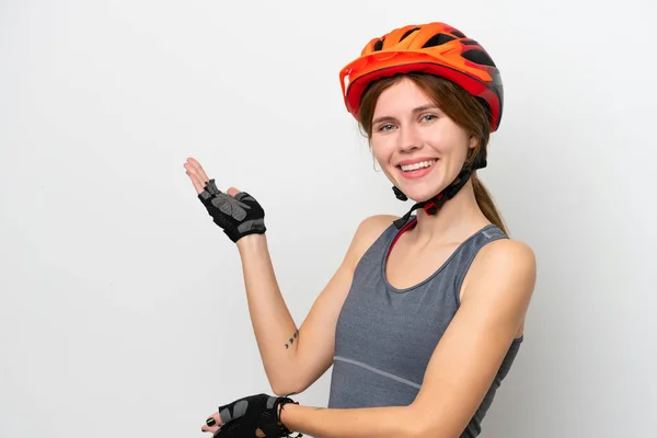Jovem Ciclista Inglês Mulher Isolada Fundo Branco Estendendo Mãos Para — Fotografia de Stock