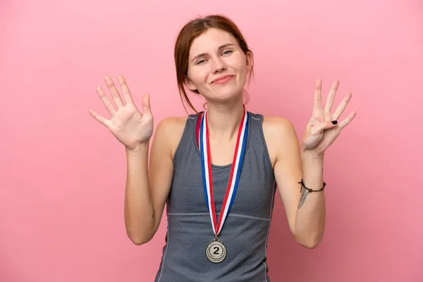 Joven Mujer Inglesa Con Medallas Aisladas Sobre Fondo Rosa Contando —  Fotos de Stock