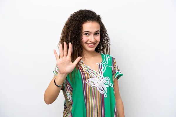 5本指で数える白い背景に隔離された若いアラブ人女性 — ストック写真