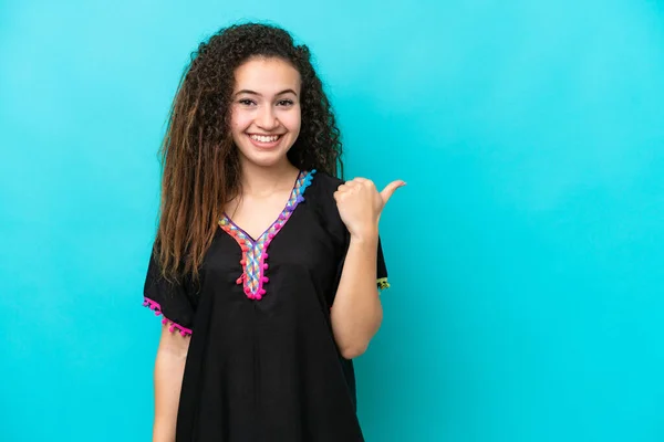 Jeune Femme Arabe Isolée Sur Fond Bleu Pointant Vers Côté — Photo