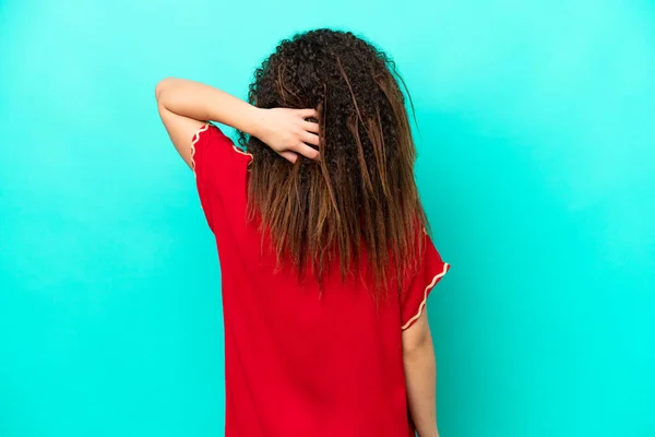 Young Arab Woman Isolated Blue Background Back Position Thinking — Stock Photo, Image