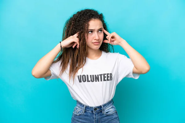 Joven Voluntaria Árabe Aislada Sobre Fondo Azul Teniendo Dudas Pensando — Foto de Stock