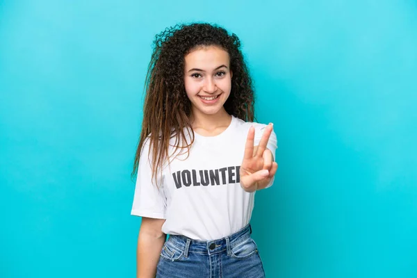 Joven Voluntaria Árabe Aislada Sobre Fondo Azul Sonriendo Mostrando Signo — Foto de Stock