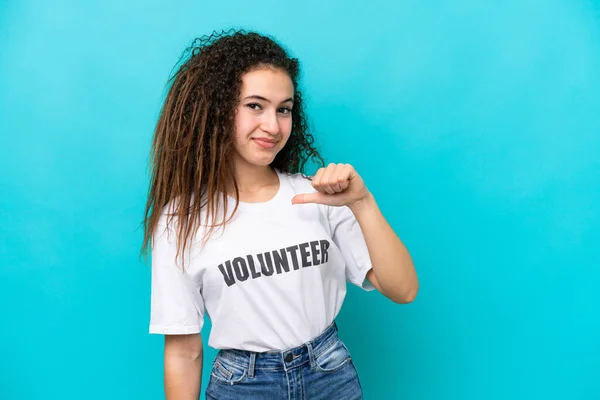 Joven Voluntaria Árabe Aislada Sobre Fondo Azul Orgullosa Satisfecha — Foto de Stock