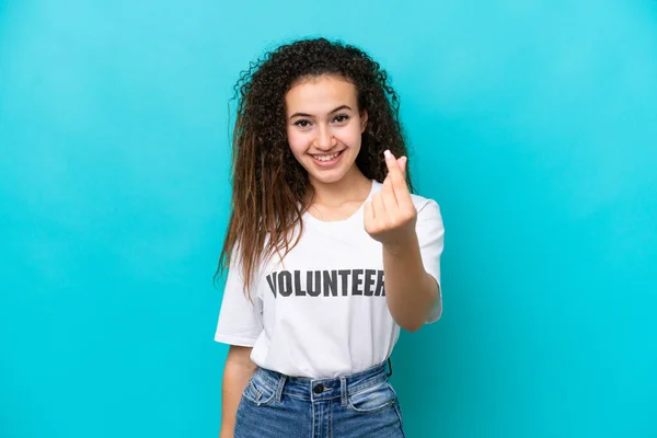 Joven Voluntaria Árabe Aislada Sobre Fondo Azul Haciendo Gesto Dinero — Foto de Stock