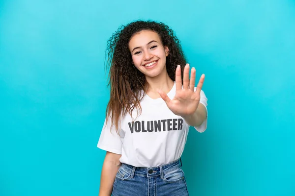 Joven Voluntaria Árabe Aislada Sobre Fondo Azul Contando Cinco Con — Foto de Stock
