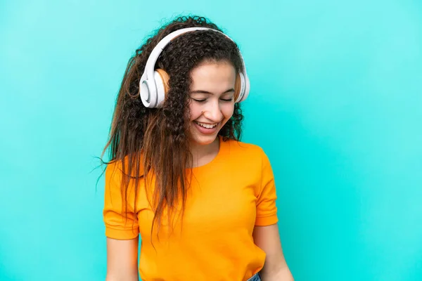 Mujer Árabe Joven Aislada Sobre Fondo Azul Escuchando Música —  Fotos de Stock