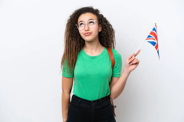白地にイギリス国旗を掲げた若いアラブ人女性が — ストック写真