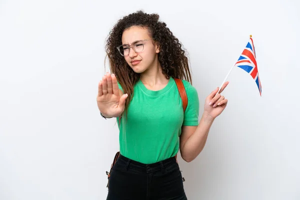 白い背景に英国の国旗を掲げた若いアラブ人女性がジェスチャーを止め失望 — ストック写真