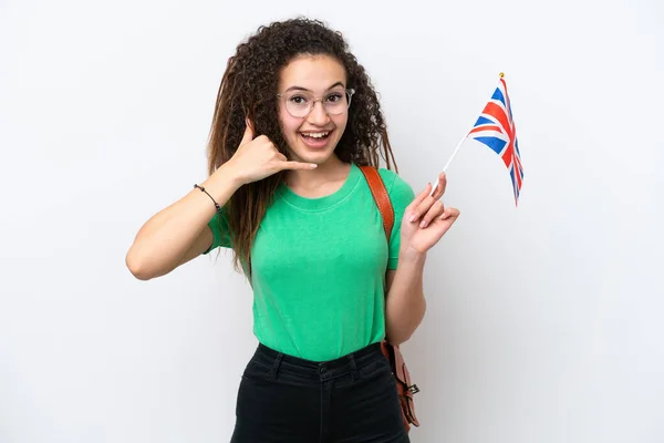 白地にイギリス国旗を掲げた若いアラブ人女性が携帯電話のジェスチャーをする サインを呼んでくれ — ストック写真