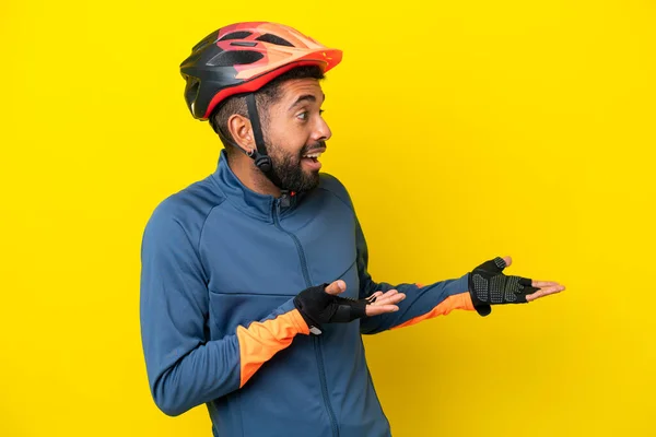Joven Ciclista Brasileño Aislado Sobre Fondo Amarillo Con Expresión Sorpresa — Foto de Stock