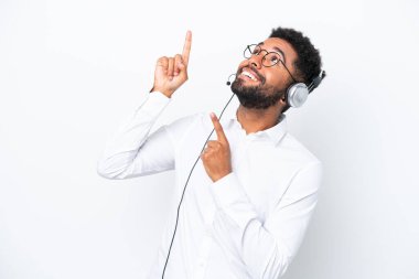Beyaz arka planda izole edilmiş kulaklıkla çalışan Brezilyalı bir pazarlamacı işaret parmağıyla işaret etmek harika bir fikir.